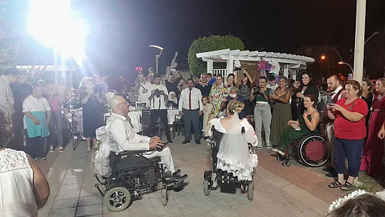 MUTLULUKLARI GÖZLERİNDEN OKUNDU 