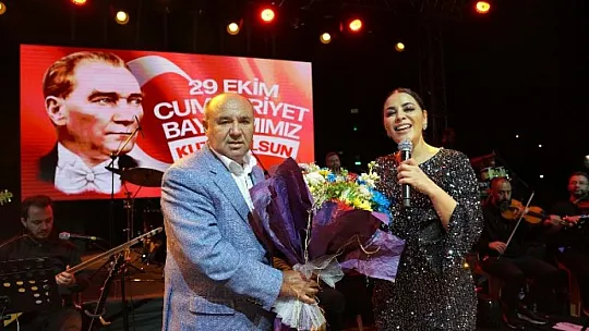 SEYDİKEMER'DE CUMHURİYET COŞKUSU ZARA KONSERİYLE YAŞANDI