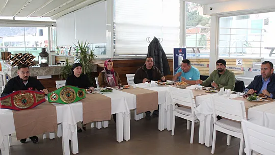 BOKSÖR ALCU, BASIN MENSUPLARI İLE KAHVALTIDA BULUŞTU