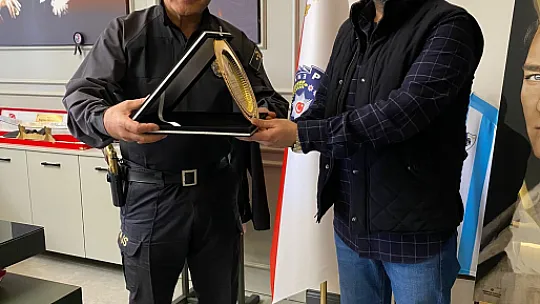Emniyet Müdürü'nden Nacit Çatal'a plaket
