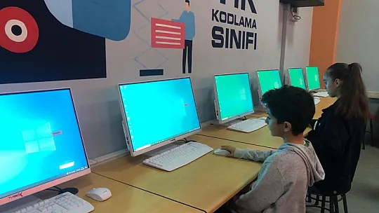 Hayırsever Yalçın, Gazi Ortaokulu'na Bilgisayar Laboratuvarı kazandırdı.