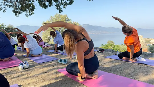 Bafa Gölü Manzarasında Yoga