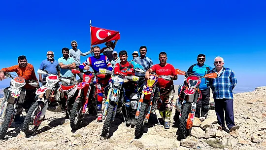 Motorlarıyla zirveye bayrak diktiler