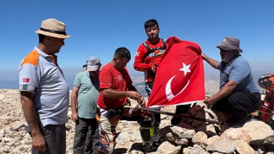 Motorlarıyla zirveye bayrak diktiler