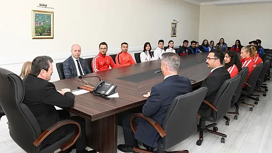 Vali Orhan Tavlı, Şampiyon Sporcular ve Gönüllü Gençlerle Bir Araya Geldi