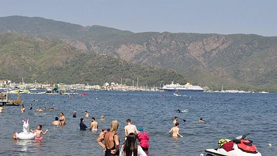 Yabancı turistler gelmeye başladı, Marmaris plajları doldu