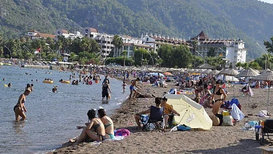 Yabancı turistler gelmeye başladı, Marmaris plajları doldu