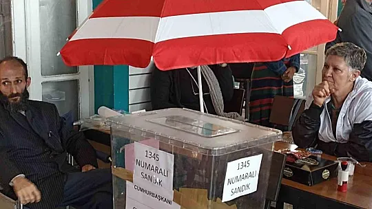Yağış yolu kapattı, araç ve konteynerleri sürükledi