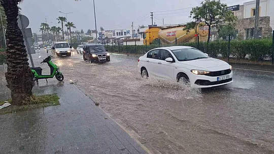 Yağış yolu kapattı, araç ve konteynerleri sürükledi