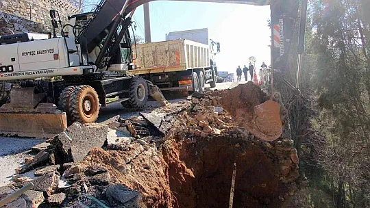 Yağışlar sonrası mahalle yolun bir bölümü çöktü
