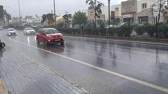 Yağmur bir anda bastırdı sokaklar göle döndü kazalar ardı ardına geldi