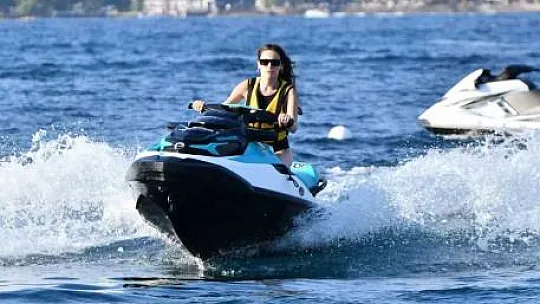Yağmur'un jet-ski şovu