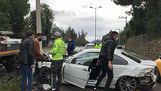 Yağmurun kayganlaştırdığı yolda elektrik direğine çarptı