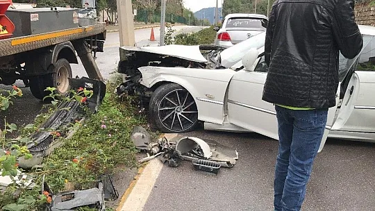 Yağmurun kayganlaştırdığı yolda elektrik direğine çarptı
