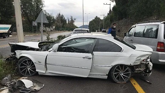 Yağmurun kayganlaştırdığı yolda elektrik direğine çarptı