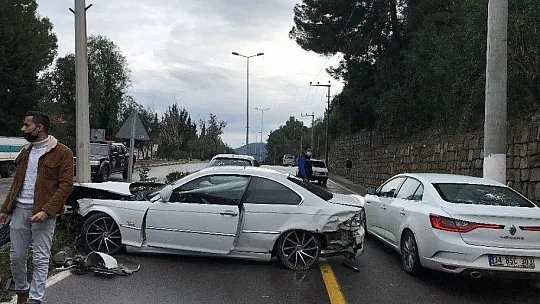 Yağmurun kayganlaştırdığı yolda elektrik direğine çarptı