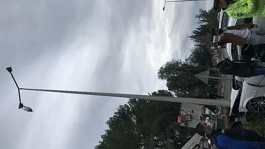 Yağmurun kayganlaştırdığı yolda elektrik direğine çarptı