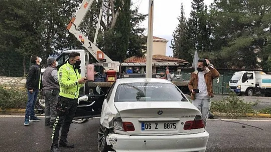 Yağmurun kayganlaştırdığı yolda elektrik direğine çarptı