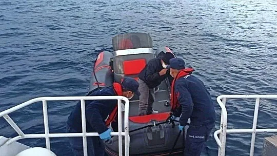 Yakıt koymayı unutunca deniz ortasında mahsur kaldı