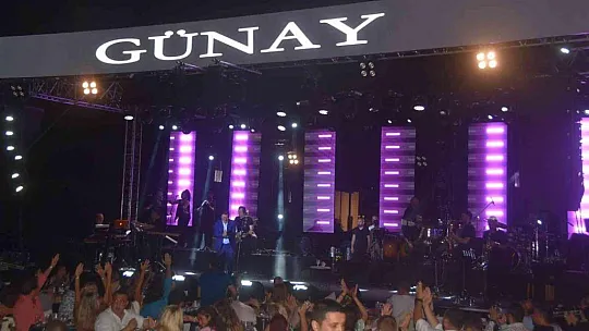 Yalıkavak'ta Melek Mosso ve Selami Şahin rüzgarı esti