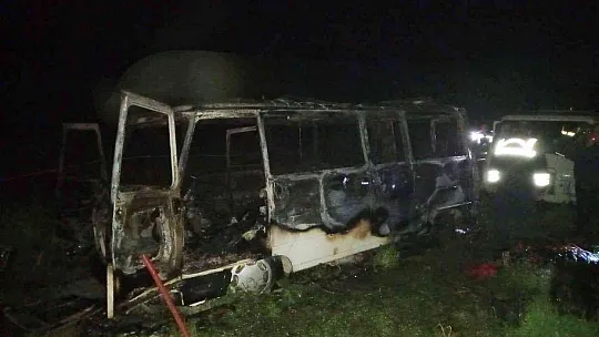 Yanan minibüste alevlerin arasında kalarak can verdi