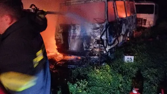 Yanan minibüste alevlerin arasında kalarak can verdi