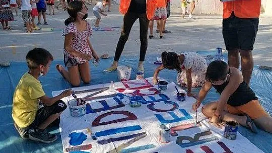 Yangın bölgesindeki çocuklar için şenlik düzenlediler