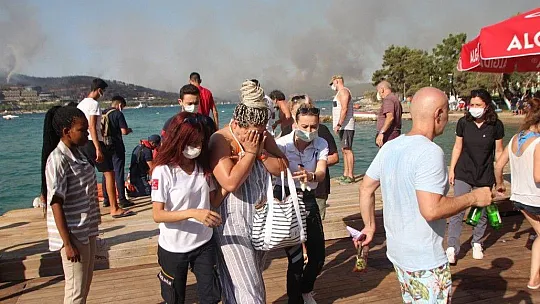 Yangın bölgesindeki oteller tahliye ediliyor