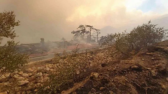 Yangına 18 helikopter, 7 uçak müdahale ediyor