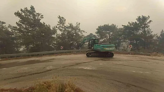 Yangına 18 helikopter, 7 uçak müdahale ediyor