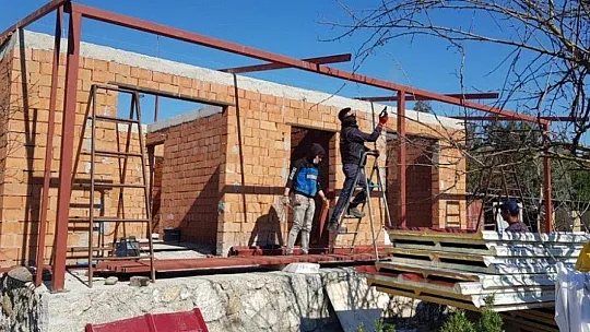 Yangında evleri kül olan çiftin, yeni evinin yapımına başlandı