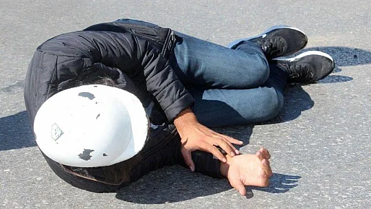 Yaralanan motosiklet sürücüsü, kıpırdamadan ambulansı bekledi