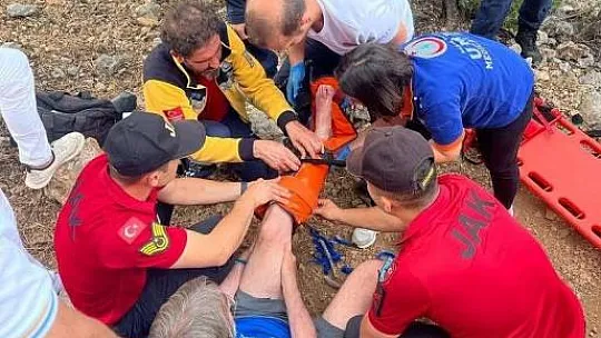 Yaralı turisti iki saat sedye ile taşıdılar