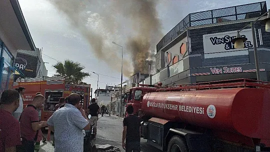 Yardım etmeye gitti, dükkanının yandığını görünce şok yaşadı