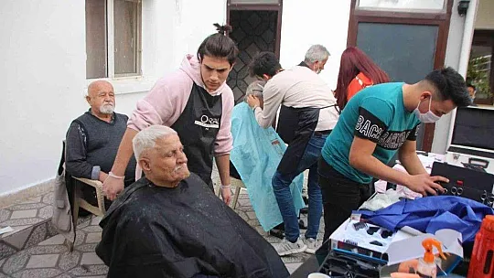 Yardıma muhtaç vatandaşların kişisel bakımını öğrenciler yaptı