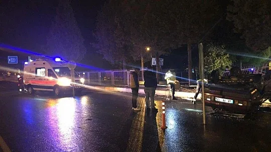 Yasağı delip sokağa çıkan sürücü ve arkadaşı kazadan sonra adeta buhar oldu