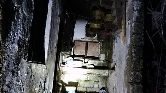 Yaşlı adam yangında dumandan zehirlendi