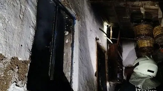 Yaşlı adam yangında dumandan zehirlendi