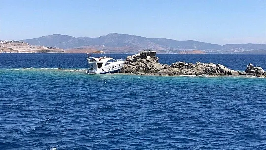 Yat kayalıklara oturdu, 4 kişiyi Sahil Güvenlik ekipleri kurtardı