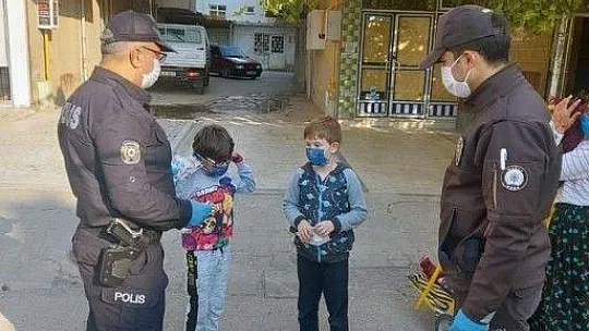 Yatağan polisinden çocuklara maske