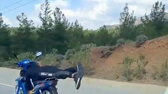 Yatarak tek elle motosiklet kullandı