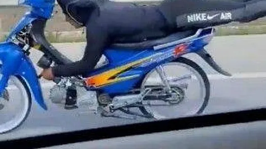 Yatarak tek elle motosiklet kullandı