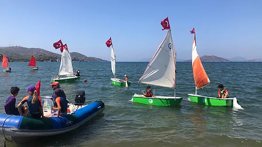 Yelken Kulübü 30 Ağustos'u denizde kutladı
