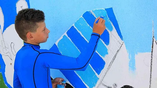 Yelkencilerden anı duvarı boyama etkinliği