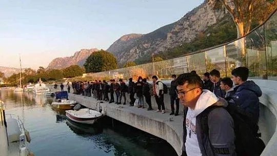 Yelkenli teknede 111 göçmen yakalandı