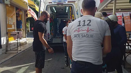 Yemek yerken sırtından bıçaklandı