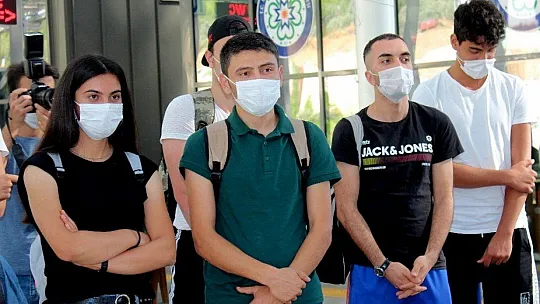 Yeni öğrenciler otogarda karşılandı