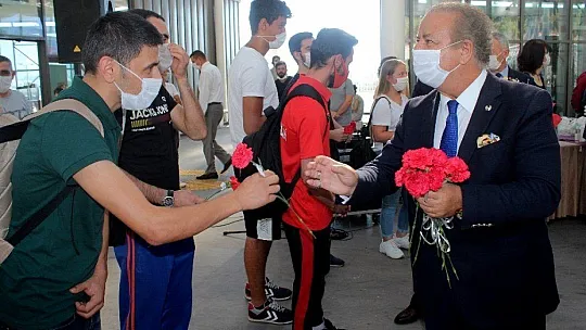 Yeni öğrenciler otogarda karşılandı