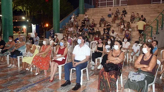 Yazarlara Teşekkür Belgesi Takdim Edildi