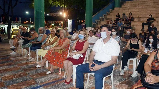 Yazarlara Teşekkür Belgesi Takdim Edildi